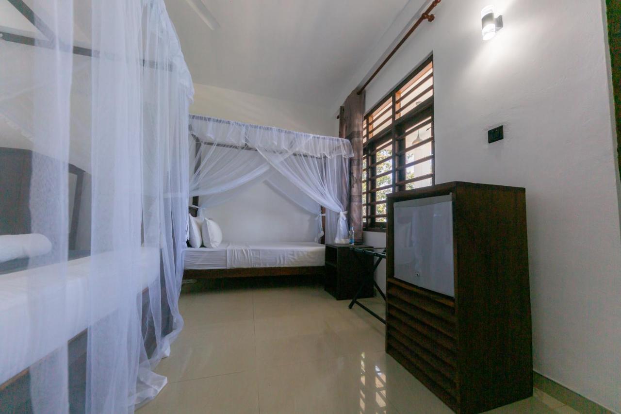 Happy Bay Hotel Weligama Buitenkant foto