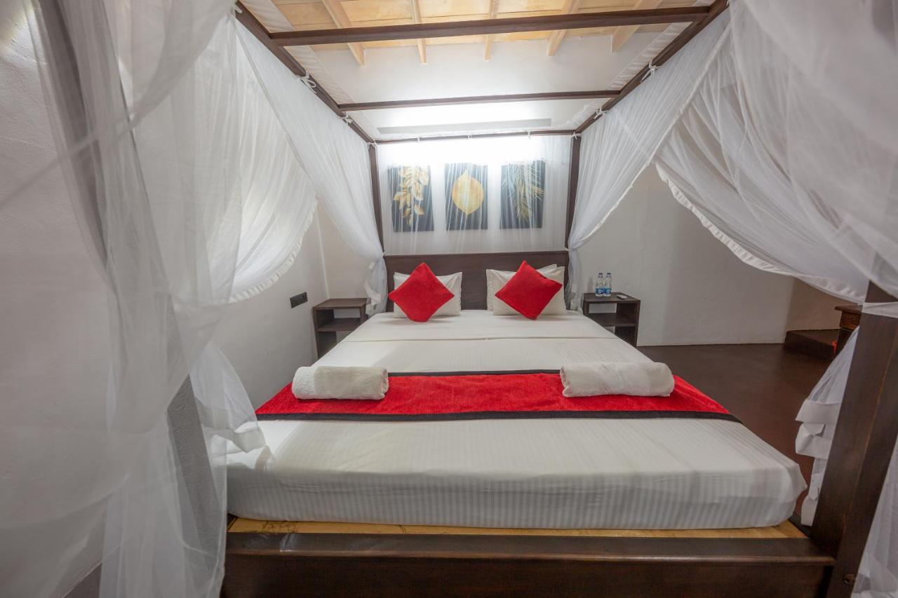 Happy Bay Hotel Weligama Buitenkant foto