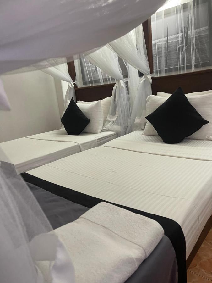 Happy Bay Hotel Weligama Buitenkant foto